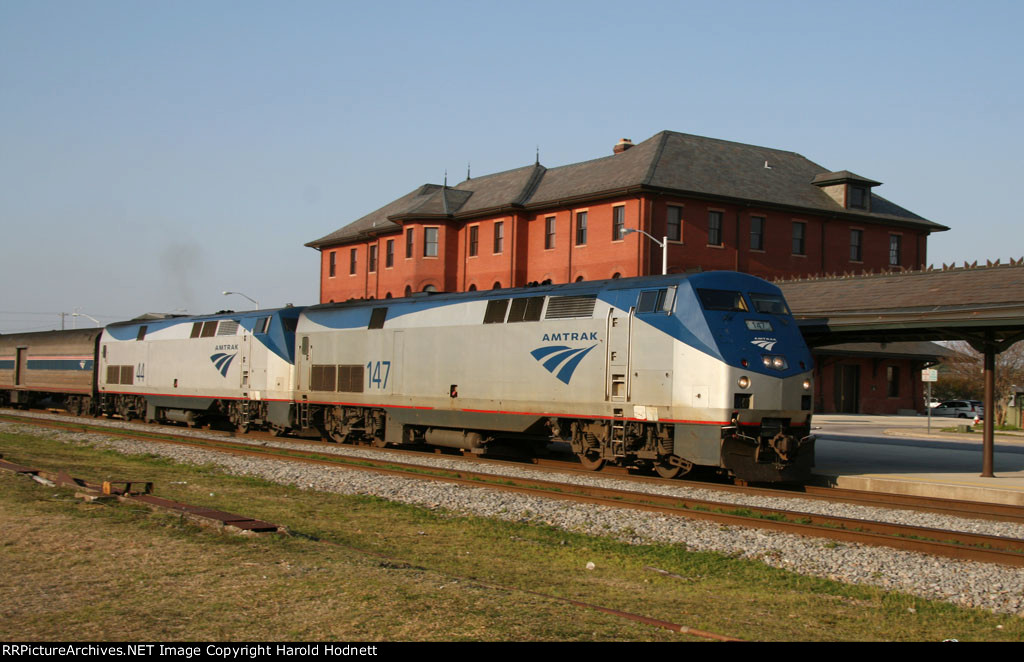 AMTK 147 & 44 lead train P092 into the station